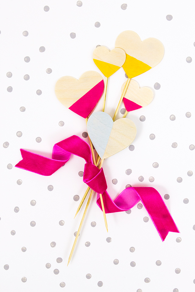 Loving these painted wood heart cake toppers! (Click through for template and directions on how to make them)